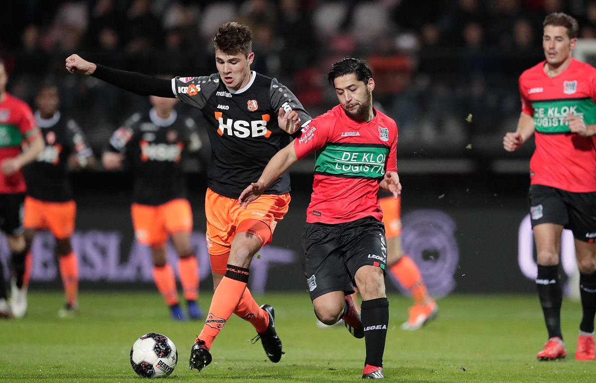 而在边路突 而在边路突